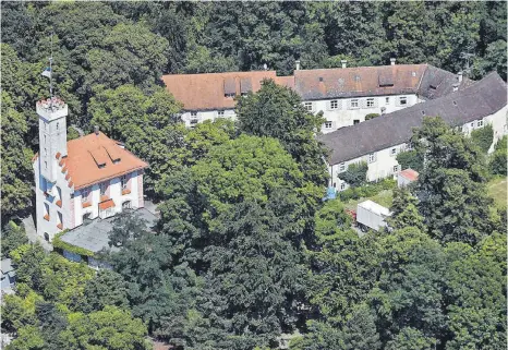  ?? ARCHIVFOTO: ROLAND RASEMANN ?? Das Restaurant auf der Ravensburg­er Veitsburg verliert zum Jahresende seinen Pächter. Dass die Stadt das Lokal erst im Herbst neu ausschreib­en will, hält Stadtrat Rolf Engler für zu spät.