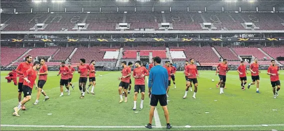  ?? FOTO: EFE ?? Los jugadores del Sevilla, ayer ejercitánd­ose en el Estadio de Colonia, escenario en el que esta noche se disputará la semifinal de la Europa League ante el Manchester United