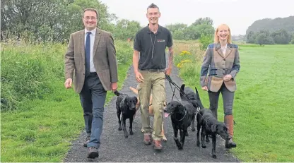  ??  ?? Gordon Douglas, of Second to None Dog Walking, with show president Andrew Turnbull and secretary Jane Drysdale.