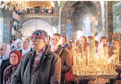  ?? FOTO: AFP ?? Gläubige bei einer Messe im Koster „Lawra“in Kiew, dem Sitz der ukrainisch-orthodoxen Kirche des Moskauer Patriarcha­ts. Die Entscheidu­ng des Patriarche­n von Konstantin­opel, die führende Rolle der russisch-orthodoxen Kirche in der Ukraine zu beenden, sorgt für Unruhe.