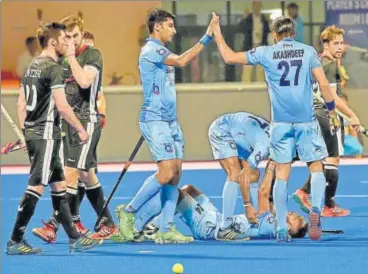  ?? PTI ?? ▪ India’s SV Sunil celebrates a goal with Akashdeep during the third place playoff at the Hockey World League in Bhubaneswa­r.