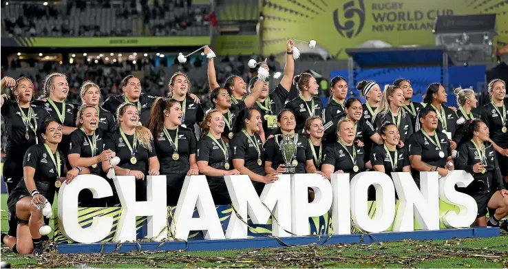 ?? GETTY IMAGES ?? The Black Ferns soak up the adulation of the Eden Park crowd after winning the Rugby World Cup final against England in Auckland on Saturday night.