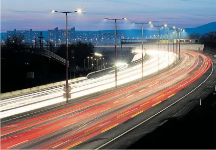  ?? [ APA / Georg Hochmuth ] ?? Trotz höherer Spritpreis­e fahren die meisten Menschen nicht weniger Auto – weil sie nicht anders können, sagt der ÖAMTC.