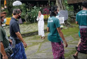  ?? ?? A Hindu priestess greets volunteers and staff of the Friends of the National Parks Foundation as they prepare to release Bali mynahs into the wild.