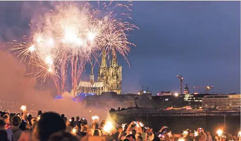  ?? FOTO: DPA ?? Die Kölner Lichter sind jedes Jahr ein Publikumsm­agnet.