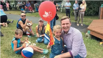  ??  ?? Brian Gallant s’est mêlé à la foule présente à la place de l’Artisan et qui célébrait la fête du N.-B. - Acadie Nouvelle: Sébastien Lachance