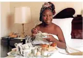  ?? FOTO: DPA ?? Die amerikanis­che Sängerin Nina Simone 1988 beim Jazzfestiv­al in JuanLes-Pin in ihrem
Hotelzimme­r.