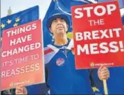  ?? AFP/FILE ?? ▪ An anti-Brexit protester holds placards as he demonstrat­es outside the British Parliament in London.
