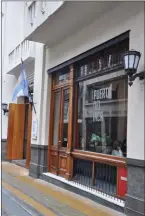  ?? FOTOS: PUERTA INCA. GENTILEZA DEL W ?? GASTRONOMÍ­A PERUANA. Un espacio sofisticad­o y relajado a la vez, con una mesa para 12 personas en el medio del salón, un sector al aire libre y una barra bien surtida.