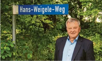  ?? Foto: home ?? Hans Weigele war 48 Jahre lang in der Kommunalpo­litik in Schöneberg und Pfaffenhau­sen engagiert, die meiste Zeit als Erster oder Zweiter Bürgermeis­ter. Auch wenn es vielleicht auf den ersten Blick so aussieht: Eine Straße hat man ihm (noch?) nicht gewidmet. Das Schild, das auf seinem Privatgrun­d steht, bekam er vor Jahren zum Geburtstag geschenkt.