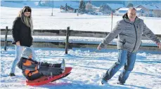  ?? FOTO: KARL-JOSEF HILDENBRAN­D/DPA ?? Alexander Merz und seine Frau Gisela Merz spielen mit ihrem zehnjährig­en Pflegekind Alois bei Weitnau im Allgäu im Schnee.