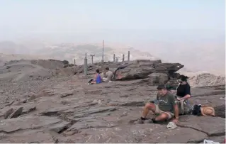  ??  ?? Meditation mit Blick auf Pradollano von der Bergspitze Veleta aus gesehen.