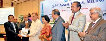  ??  ?? ITC Sri Lanka EU-SRI Lanka Trade-related Assistance Project National Coordinato­r Dr. Dayarathne Silva hands over ‘EU GSP+ Business Guide’ to Parliament Speaker Karu Jayasuriya