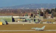  ??  ?? Uno dei due caccia F-2000 Eurofighte­r decollati ieri dalla base di Istrana, Treviso.