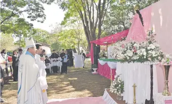  ??  ?? Monseñor Ricardo Valenzuela reza ante el altar de la Virgen del Rosario, en el patio de la iglesia.