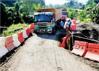  ?? — Photo courtesy of Dato Henry Harry Jinep ?? The condition of the road at the culvert work site, where the lorry got stuck yesterday morning.