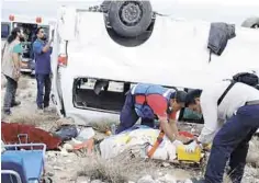  ??  ?? Auxilio. La aspirante independie­nte fue llevada en ambulancia a un hospital de la región y posteriorm­ente será trasladada vía aérea a otro hospital.