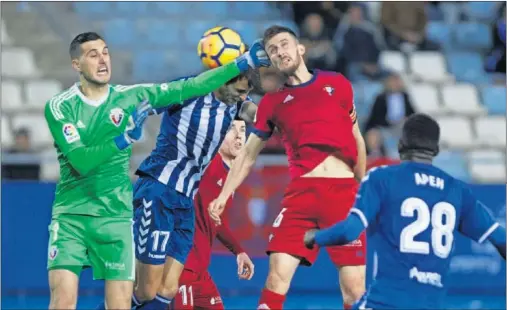  ??  ?? CONTROLADO. Osasuna no pasó grandes apuros durante el partido, en parte por el gran trabajo de su defensa.