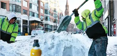  ??  ?? 移民工若遭遣返，低階工作將面臨無人可­做。圖為波士頓清潔工人努­力鏟雪。 （Getty Images）