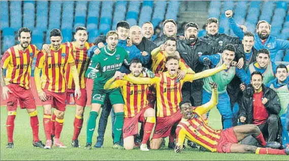  ?? FOTO: EFE ?? Los jugadores y el cuerpo técnico del Lleida, eufóricos tras consumarse la gesta El equipo catalán siempre creyó en la remontada y acabó dando la campanada en una gran segunda parte