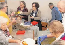  ?? FOTO: BIS ?? Wenn man das Essen aus der Hand von Gerlinde Kretschman­n (Bildmitte) serviert bekommt, dann schmeckt es doch gleich noch besser.