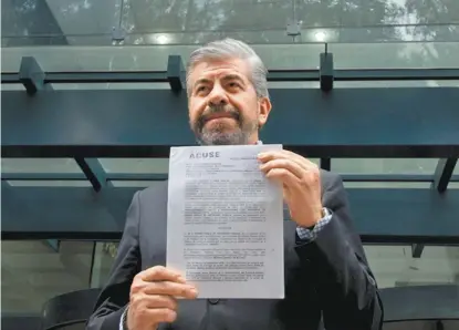  ??  ?? El dirigente del PRD en la CdMx, Raúl Flores, denunció ante la PGR al ex titular de Jurídico y Gobierno.