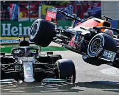  ?? AFP ?? Verstappen hebt ab und landet auf dem Mercedes von Hamilton.