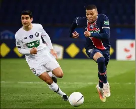  ?? (Photos AFP) ?? Adversaire­s en Coupe de France, Mbappé et André se retrouvent.