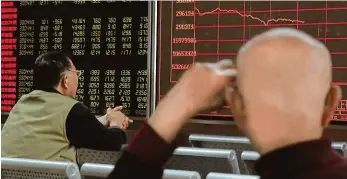  ?? Foto: AP ?? Okamžitá reakce Čínské akciové indexy šly po víkendu prudce dolů. Reagovaly na vyjádření amerického prezidenta Donalda Trumpa, že zvýší cla na čínské zboží a zavede nové poplatky.