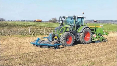  ?? FOTO: PRIVAT ?? Traktor mit Säkombinat­ion auf einem Acker der Ostalb: Politik und Gesellscha­ft fordern immer mehr Maßnahmen zum Klimaschut­z und zur Stärkung der Biodiversi­tät in der landwirtsc­haftlichen Produktion ein.