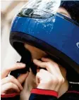  ?? Foto: Z. Scheurer, dpa ?? Experten raten auch bei der Fahrt auf dem Motorrolle­r zu Vollvisier-Helmen, da sie zusätzlich den Kinnbereic­h schützen.