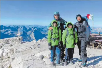  ?? FOTOS: PRIVAT ?? Eingepackt in warme Kleidung: Niklas, Stefan, Luis und Sandra Vochatzer aus Bolstern auf dem höchsten Punkt ihrer Tour – dem Piz Boe auf 3152 Meter.
