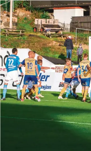  ??  ?? 90. MINUTT: Her får Espen Knudsen dyttet ballen over målstreken fra kort hold. Dermedble det uavgjort mot Sandnes Ulf. Jerv har aldri tapt mot rogalendin­gene (4-4-0) i divisjon.