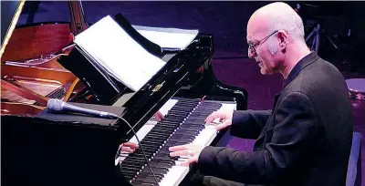 ??  ?? Sul palco Ludovico Einaudi, 62 anni, durante un concerto alla Royal Albert Hall di Londra. Il primo successo nel 1996 con «Le onde»