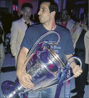  ?? FOTO: MANEL MONTILLA ?? Giuly, con el trofeo de la Champions League ganado con el Barça en 2006