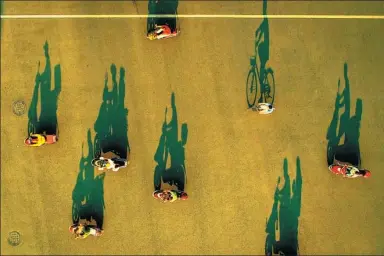  ?? GUO LILIANG / FOR CHINA DAILY ?? The setting sun casts riders on bikes and scooters in a shadowy profile on the streets of Changsha, Hunan province.