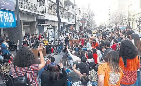  ?? (JAVIER FERREYRA) ?? Votación. Los estudiante­s de Arquitectu­ra realizaron una asamblea frente al edificio de la facultad y discutiero­n qué hacer con la toma.