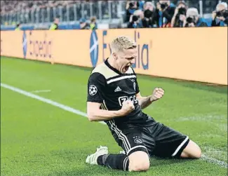  ?? STUART FRANKLIN / GETTY ?? Van de Beek celebra el primero de los dos goles del Ajax en Turín