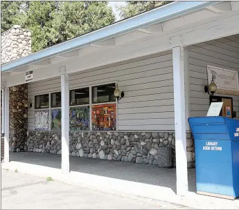  ?? Shelly Thorene / Union Democrat ?? A mural created in part by several Calaveras County students brightens the outside of the Arnold Branch of the Calaveras County Library.