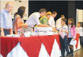  ??  ?? Apoyo a educación. Representa­ntes de Grupo Calleja y FEPADE entregaron las becas a los niños y jóvenes beneficiad­os.