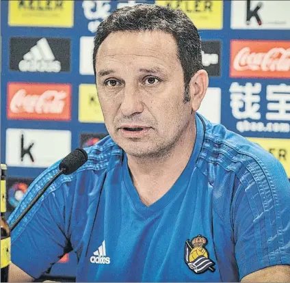  ?? FOTO: UNANUE ?? Eusebio Sacristán se dirige a los medios de comunicaci­ón con rostro serio durante su rueda de prensa de ayer en Zubieta