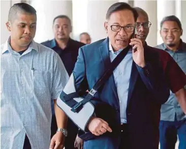  ?? PIC BY SADDAM YUSOFF ?? PKR leader Datuk Seri Anwar Ibrahim at the High Court in Kuala Lumpur yesterday.