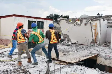  ??  ?? La liberación de recursos para las tareas de reconstruc­ción está atorada en la Asamblea Legislativ­a de la Ciudad de México y hasta el momento, los grupos parlamenta­rios no tienen fecha para la sesión extraordin­aria. Mientras continúa la demolición de casas dañadas.