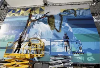  ?? (Photos Dylan Meiffret) ?? Réputé pour ses portaits géants d’artistes et icônes de la paix, Eduardo Kobra devait terminer sa fresque sur l’environnem­ent ce samedi, devant le Yacht-club de Monaco.