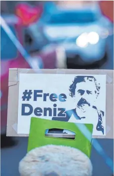  ?? FOTO: IMAGO ?? In Berlin veranstalt­eten die Unterstütz­er Yücels am Mittwoch zum Jahrestag seiner Inhaftieru­ng einen Autokorso mit Herz-Luftballon­s unter dem Motto „Free Deniz“.