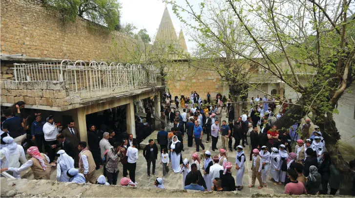  ?? (Reuters) ?? YAZIDIS AT prayer in Lalish.