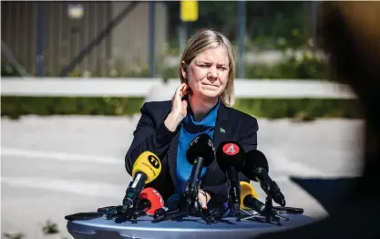  ?? FOTO: RICHARD NORDGREN ?? Statsminis­ter Magdalena Andersson inledde politikerv­eckan på Gotland med ett besök på Gotlands regemente.
■ Andersson ville tala om folkförsva­ret men fick i stället förklara vad det avtal som underteckn­ades i Madrid innebär när det gäller utlämninga­r av personer som Turkiet anser att är terroriste­r.