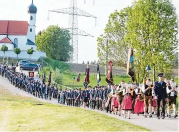  ?? Fotos: Erich Echter ?? Nach dem Gottesdien­st zogen die 13 Aichacher Stadtfeuer­wehren mit Fahnen und Musik zum Edenrieder Gemeinscha­ftshaus, um zünftig zu feiern.