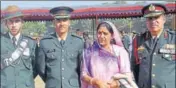  ?? VINAY S KUMAR/HT ?? (Above) 4th generation Army officer Manveer S Jodha (second from left) with his parents and brother; (Left) 5th generation army officer Gurveer Talwar with his father at IMA in Dehradun on Saturday.