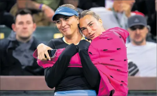  ?? ?? Paula Badosa y Aryna Sabalenka se abrazan cariñosame­nte la semana pasada en el torneo de Indian Wells.